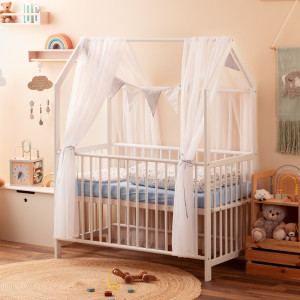Babybett 60x120 cm MILO Komplettset mit Matratze und Deko in Weiß, Kinderbett umbaubar zum Juniorbett und Beistellbett