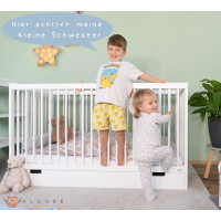 Babybett TONI 60x120 cm aus Buchenholz, mit Schlupfsprossen, Matratze und Schublade, in weiß und umbaubar
