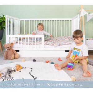 Babybett TONI 70x140 cm aus Buchenholz, mit Schlupfsprossen, Matratze und Schublade, in weiß und umbaubar